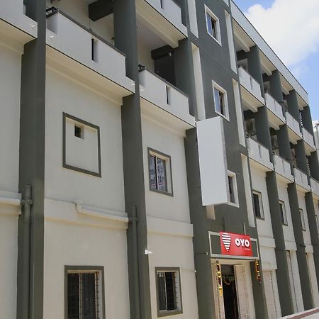 Oyo 9060 Sri Sai Guest Inn Bangalore Exterior foto