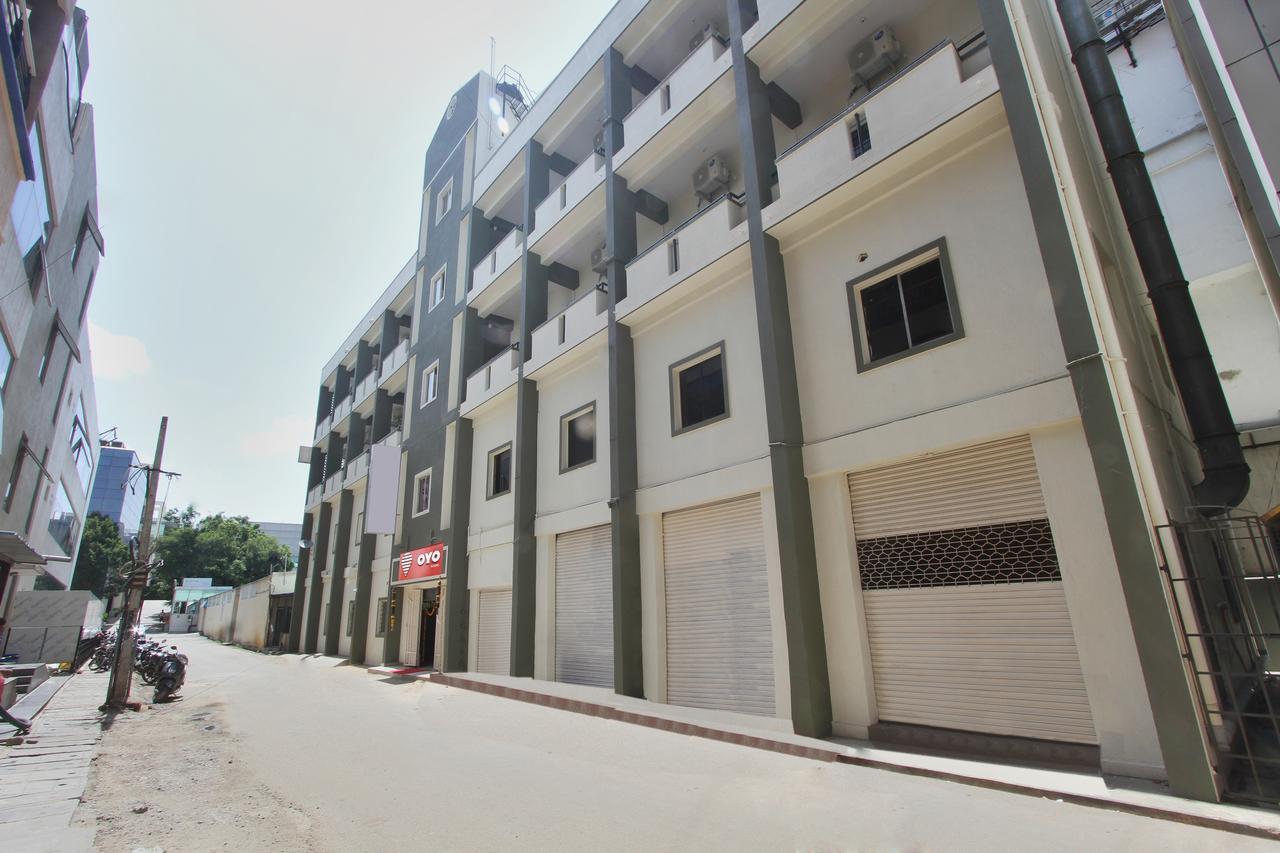 Oyo 9060 Sri Sai Guest Inn Bangalore Exterior foto