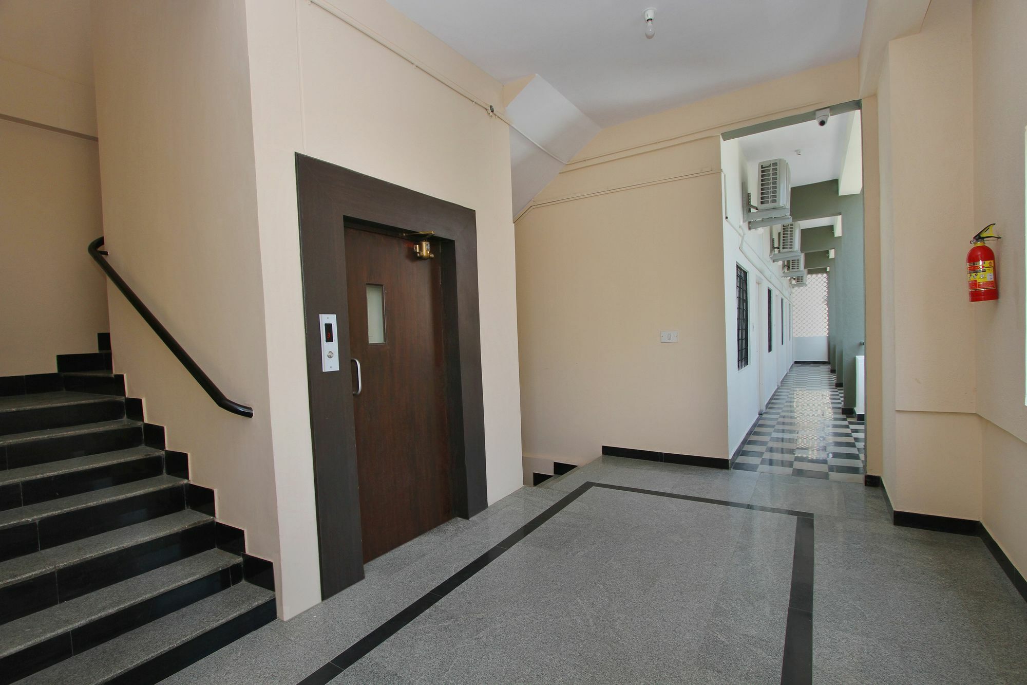 Oyo 9060 Sri Sai Guest Inn Bangalore Exterior foto